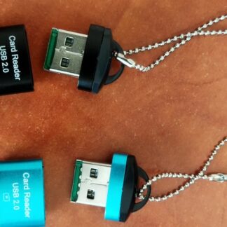 Lector de tarjetas de memoria microSD a USB 2.0 tipo llavero de color azul.